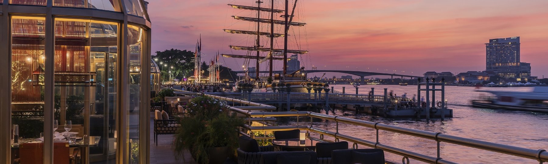 A beautiful glitzy steak and seafood grill restaurant | The Crystal ...